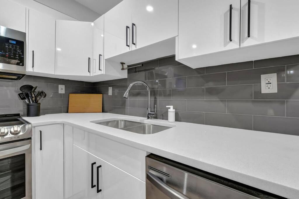 Modernsuite*Nearairport*2Queens*2Bedroom*Fullkitchen Edmonton Bagian luar foto